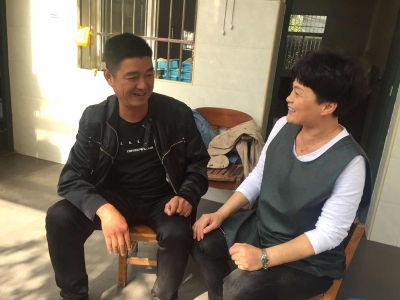黨員走訪職工家屬，為同事解決疑難問題